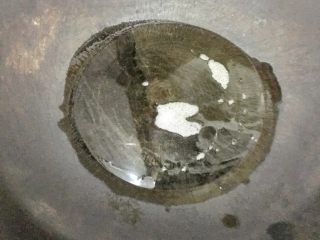 4、好看又好吃的西红柿盏,锅中放少许油