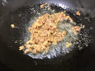 5、好看又好吃的西红柿盏,油热放入肉沫，翻炒变色