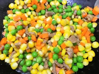 6、好看又好吃的西红柿盏,加入豌豆、玉米和胡萝卜粒翻炒熟