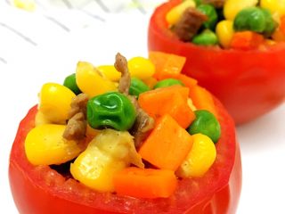 9、好看又好吃的西红柿盏,把炒熟的玉米豌豆胡萝卜粒放入蒸熟的西红柿就可以了，恩香喷喷～