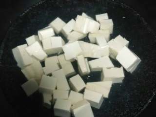 1、家常麻婆豆腐,豆腐切块下开水加盐煮一下，去水装盘备用。