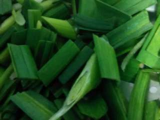 2、家常麻婆豆腐,香蒜苗去根切段。