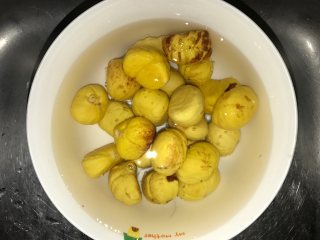 3、花生板栗猪骨汤,板栗我是买已经去皮的，洗净备用