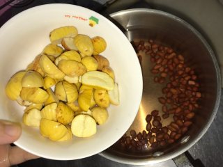 7、花生板栗猪骨汤,板栗每颗切成一半，放入锅里