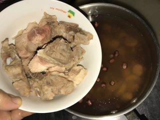 8、花生板栗猪骨汤,放入焯过水的猪骨