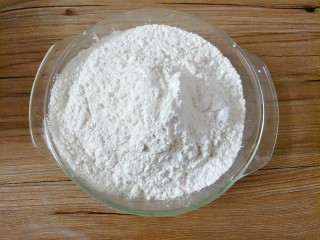 1、红糖年糕,糯米粉和粘米粉称重