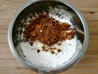 2、红糖年糕,加入红糖、白糖，也可以全部用白糖，做出来就是白年糕