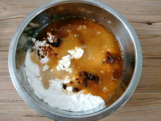 3、红糖年糕,加入水