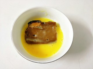 13、红糖年糕,把年糕放入打散的鸡蛋液里蘸一圈