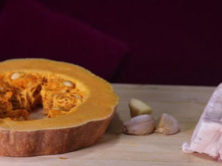 1、这样做的南瓜饼，才是最好吃的！,准备食材：南瓜、五花肉、大蒜、生姜。配料：生抽、耗油、盐、黑胡椒、白砂糖。