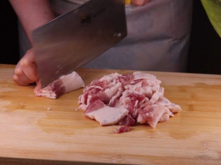 2、这样做的南瓜饼，才是最好吃的！,五花肉洗净后切成小片（我这里选用的是黑毛猪肉看上去皮里有毛，其实不影响口感的哦，黑毛猪的肉质更香哦）