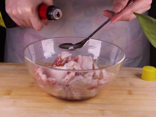 4、这样做的南瓜饼，才是最好吃的！,接着我们开始腌肉，将切好的肉放入大碗中，加入一小勺盐、一小勺白砂糖、4勺色生抽，1小勺的耗油一同拌匀。