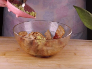 5、这样做的南瓜饼，才是最好吃的！,接着将蒜末跟生姜末也倒入五花肉中。