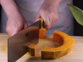 8、这样做的南瓜饼，才是最好吃的！,接着将去皮后的南瓜切成大小一样的南瓜块装盘备用。