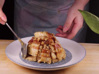 10、这样做的南瓜饼，才是最好吃的！,接着将刚才腌制好的五花肉码上盘子中间围城一个圈摆放，形成一个椭圆形的形状。