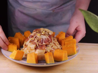 11、这样做的南瓜饼，才是最好吃的！,接着将之前切好的南瓜块绕着盘子的一周摆放，形成一个圆形。