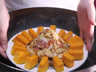 12、这样做的南瓜饼，才是最好吃的！,接着将南瓜五花肉下锅隔水蒸。