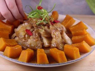 16、这样做的南瓜饼，才是最好吃的！,最后加上适量的葱花跟红枸杞做点缀就可以上桌啦。