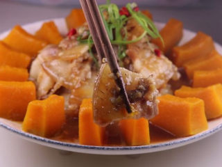 19、这样做的南瓜饼，才是最好吃的！,一口咬下去五花肉肥而不腻，南瓜软糯香甜，味道很赞呢，非常适合全家老小吃的一道菜。简单又美味的做法分享给你，如果你也喜欢的话，有空的时候不妨也