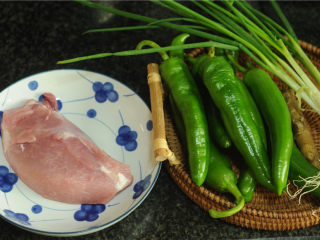 1、青椒酿肉,所有的食材准备好