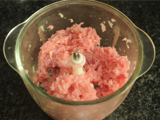 2、青椒酿肉,肉切成小块后放入料理机,打成泥