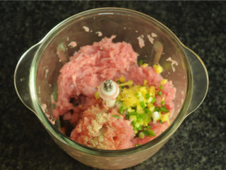 3、青椒酿肉,加入葱姜末、生抽、料酒、胡椒粉、盐,搅拌均匀后腌制10分钟