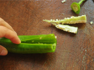 4、青椒酿肉,青椒洗干净,去掉蒂后破开,去籽