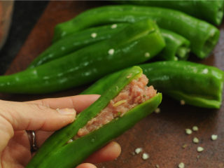 5、青椒酿肉,将事先腌制好的肉馅塞进青椒里,填紧