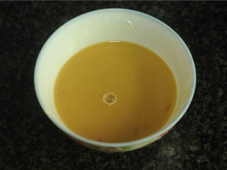 6、青椒酿肉,生抽、淀粉加入清水混合成芡汁备用