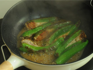 9、青椒酿肉,青椒煎至表面发皱,起虎皮
