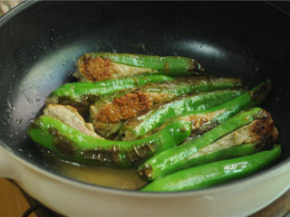 10、青椒酿肉,倒入芡汁勾芡