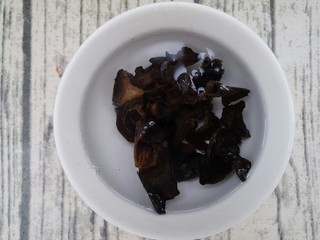 1、炒木耳山药,先把木耳泡发，最好提前一晚