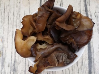 2、炒木耳山药,泡发好的木耳，如图