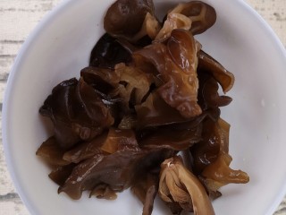 3、炒木耳山药,切成小块