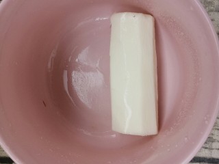 5、炒木耳山药,去皮，山药去皮处理的时候要戴手套，因为山药很容易引起过敏手痒