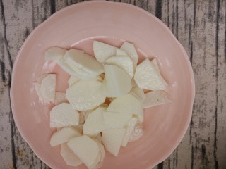 6、炒木耳山药,切成片