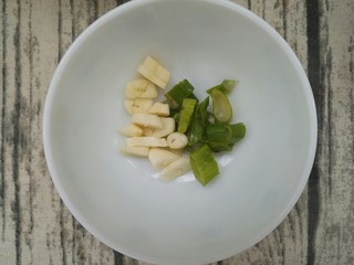 7、炒木耳山药,切点葱和蒜