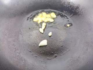 9、炒木耳山药,把蒜片炒香