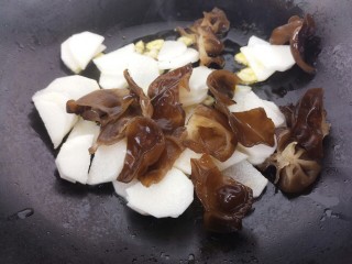 11、炒木耳山药,再放入木耳