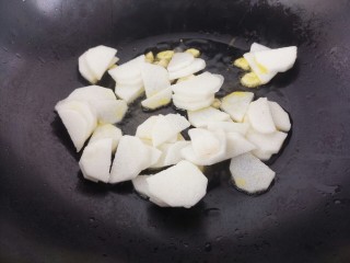 10、炒木耳山药,再放入山药炒