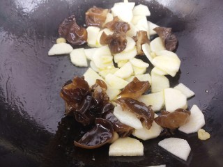 12、炒木耳山药,炒匀