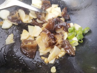 14、炒木耳山药,放葱花，继续炒匀