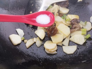 15、炒木耳山药,加半勺盐