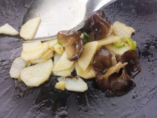 16、炒木耳山药,再炒匀