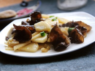 17、炒木耳山药,可以了，装盘