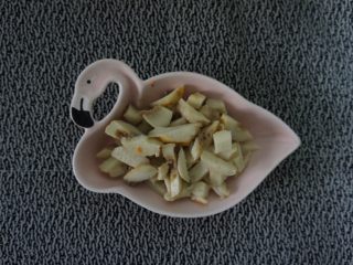 2、鱼丸咖喱包,切成小粒备用