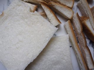 4、鱼丸咖喱包,去掉面包边备用