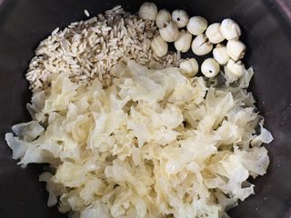 8、银耳莲子燕麦粥,加入银耳。
