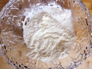 5、#咸味#～芝香南瓜烙,把面粉倒入大碗中。