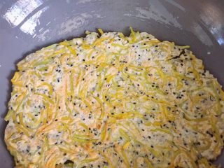 14、#咸味#～芝香南瓜烙,锅底煎至金黄色时，翻面，两面都煎至金黄色，盛出即可。